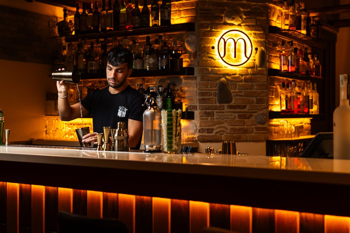 Cocktail bar nightlife using N2O cream chargers for drinks