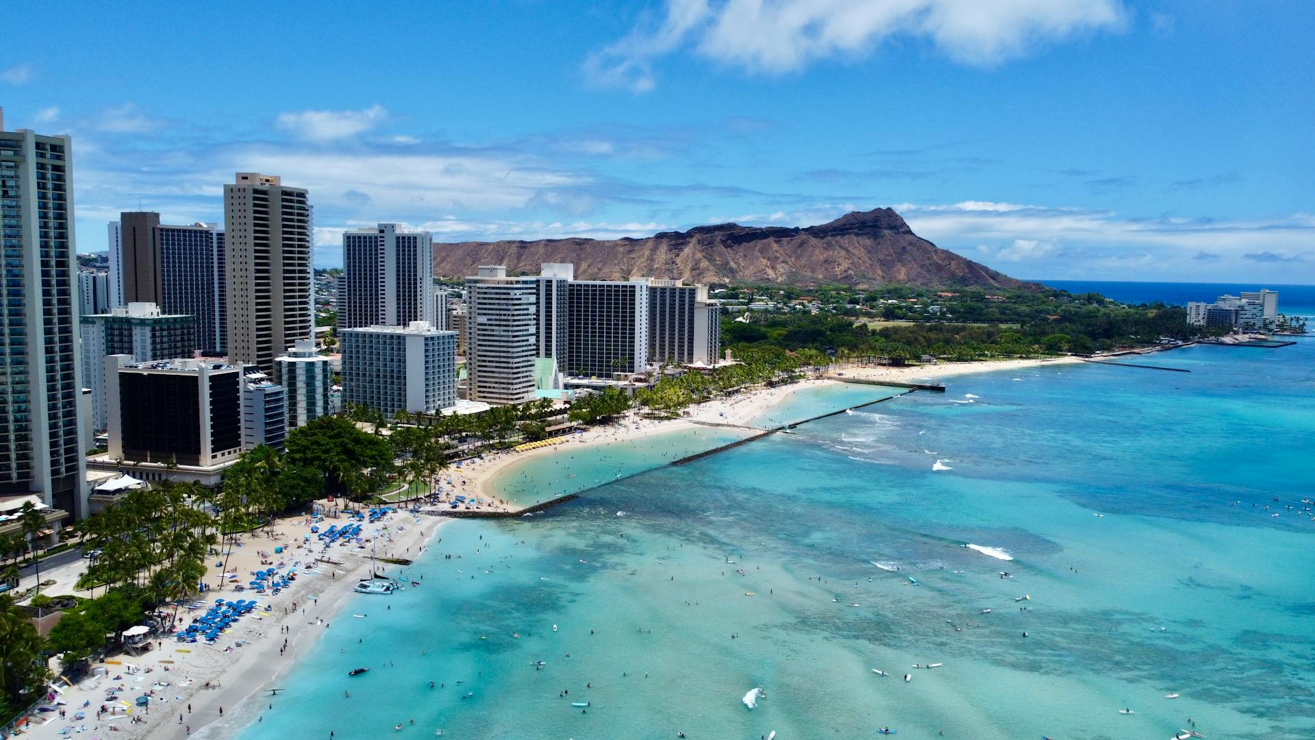 Honolulu beach with Diamond Head — Hawaii wholesale cream chargers