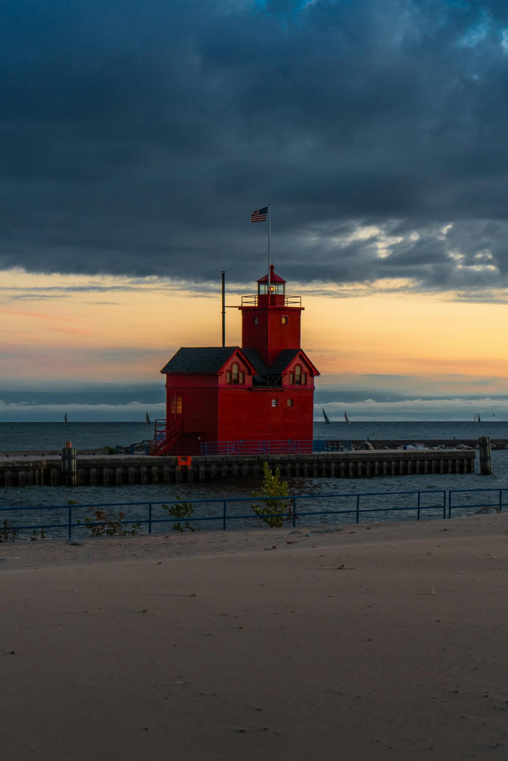 Big Red Lighthouse at Holland Michigan sunset — Michigan wholesale cream chargers