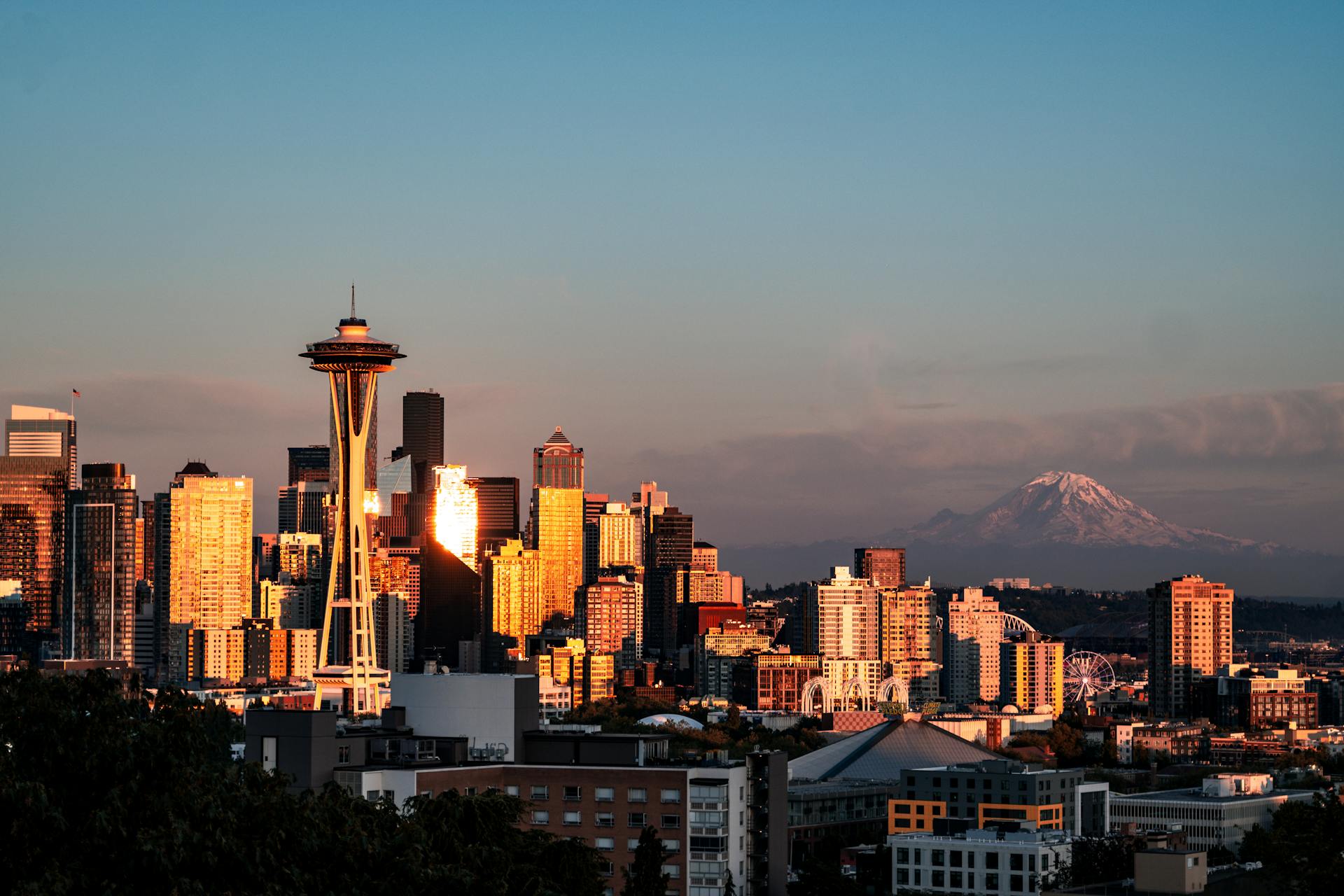 Wholesale Cream Chargers Washington – N2O Supply for Washington Businesses 1 Seattle skyline at sunset with Mount Rainier — Washington wholesale cream chargers