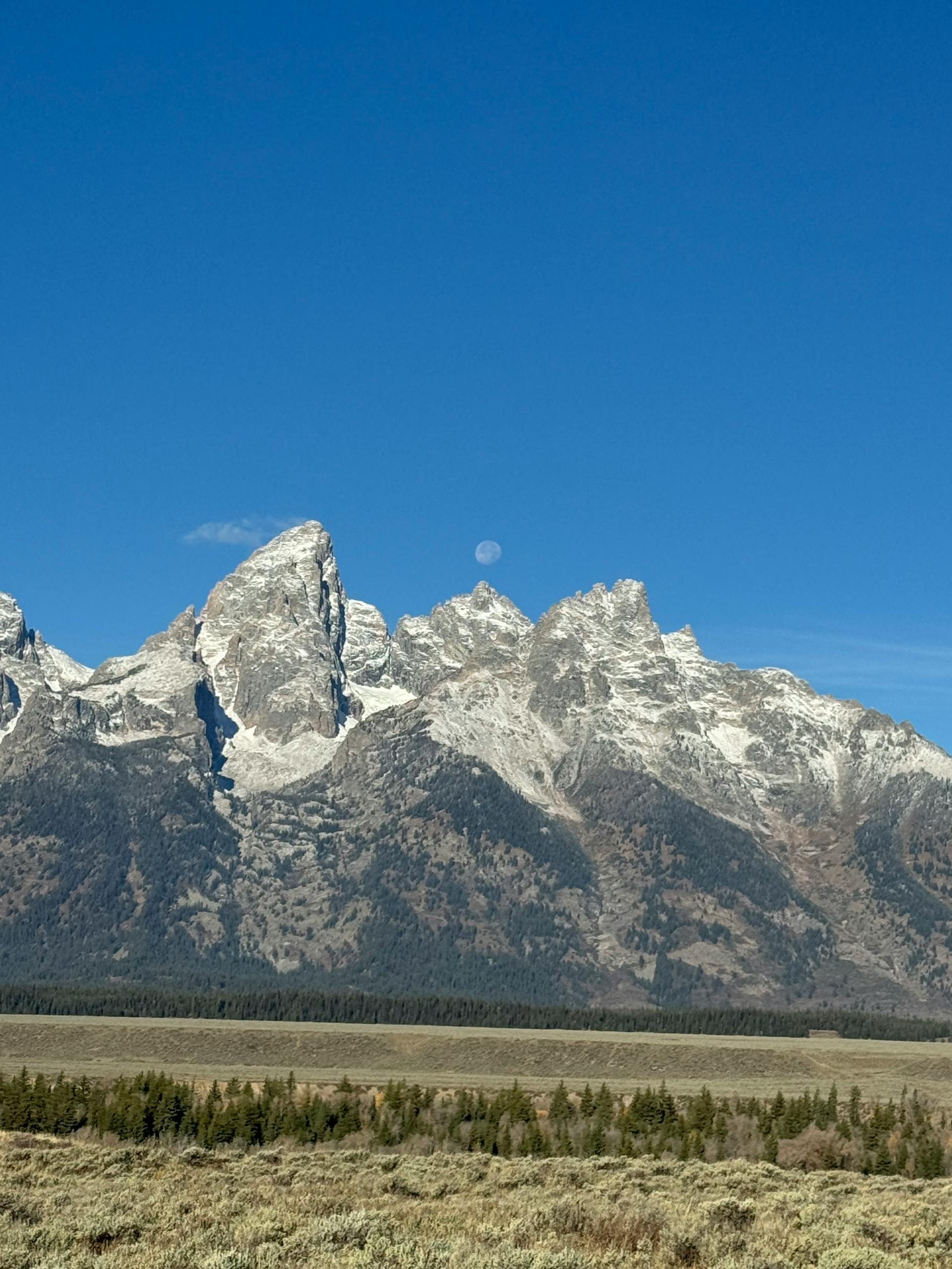 Wholesale Cream Chargers Wyoming – N2O Supply for Wyoming Businesses 1 Grand Teton mountain range in Wyoming at moonrise - wholesale cream chargers Wyoming